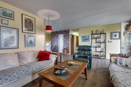 334078 Range Road 241, Rural Kneehill County, AB - Indoor Photo Showing Living Room