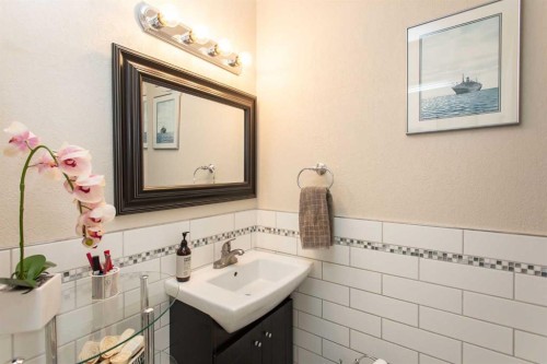 18 Mclevin Crescent, Red Deer, AB - Indoor Photo Showing Bathroom