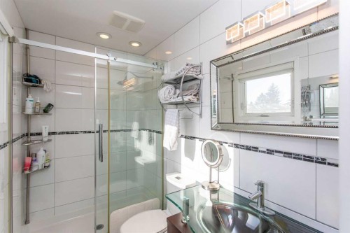 18 Mclevin Crescent, Red Deer, AB - Indoor Photo Showing Bathroom