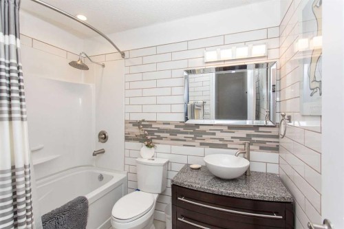 18 Mclevin Crescent, Red Deer, AB - Indoor Photo Showing Bathroom
