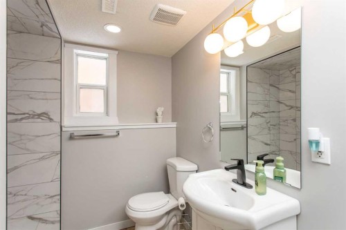 14 Silver Drive, Blackfalds, AB - Indoor Photo Showing Bathroom