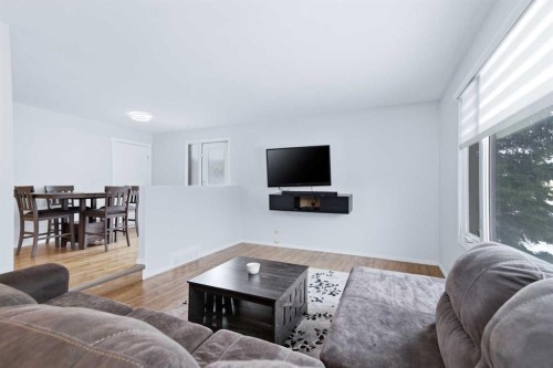50 Greenham Drive, Red Deer, AB - Indoor Photo Showing Living Room