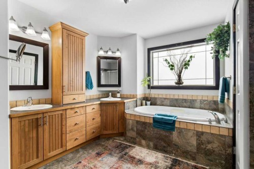 7 Laurel Road, Sylvan Lake, AB - Indoor Photo Showing Bathroom