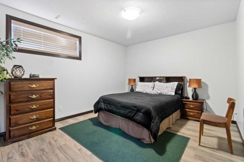 7 Laurel Road, Sylvan Lake, AB - Indoor Photo Showing Bedroom