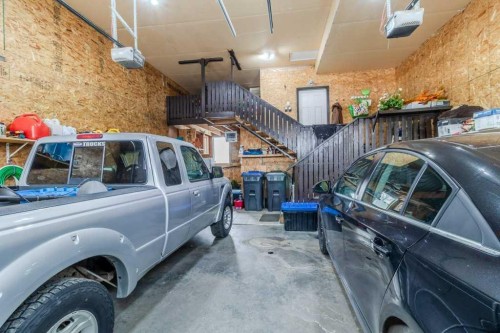 7 Laurel Road, Sylvan Lake, AB - Indoor Photo Showing Garage