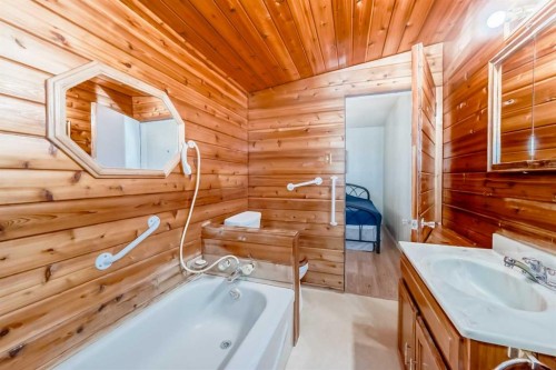 5306 52 Avenue, Ponoka, AB - Indoor Photo Showing Bathroom