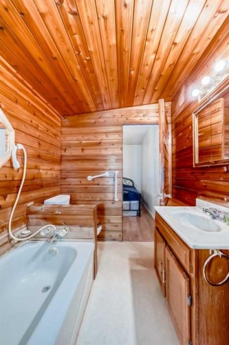 5306 52 Avenue, Ponoka, AB - Indoor Photo Showing Bathroom