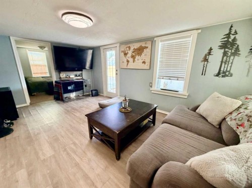 130 2 Avenue, Leslieville, AB - Indoor Photo Showing Living Room