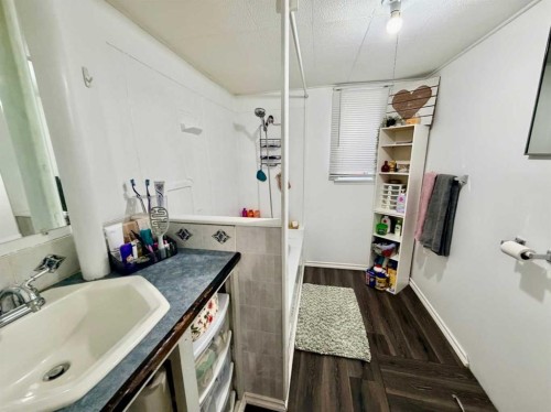 130 2 Avenue, Leslieville, AB - Indoor Photo Showing Bathroom