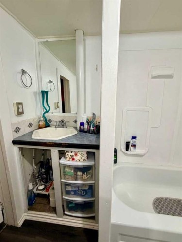 130 2 Avenue, Leslieville, AB - Indoor Photo Showing Bathroom