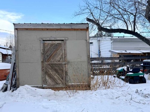 130 2 Avenue, Leslieville, AB - Outdoor