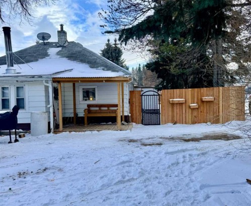 130 2 Avenue, Leslieville, AB - Outdoor