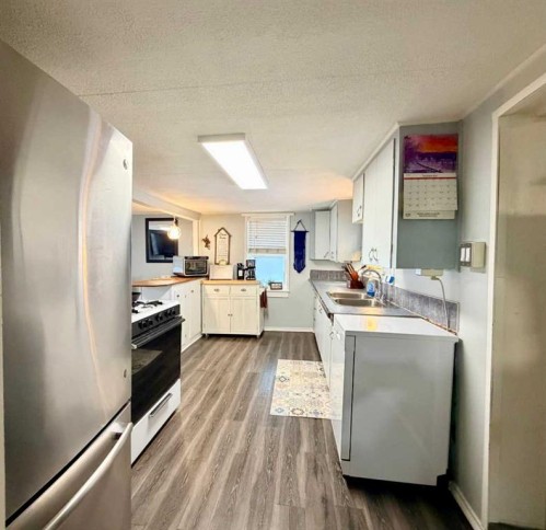 130 2 Avenue, Leslieville, AB - Indoor Photo Showing Kitchen With Double Sink