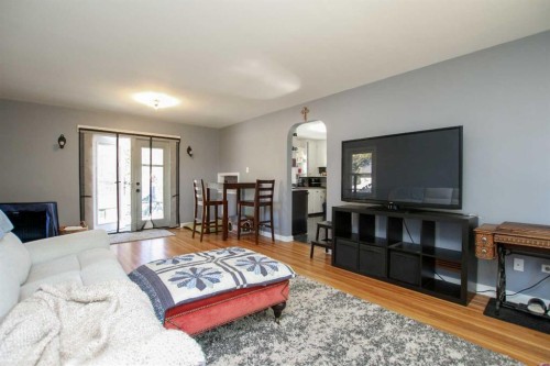 3515 45 Avenue, Red Deer, AB - Indoor Photo Showing Living Room