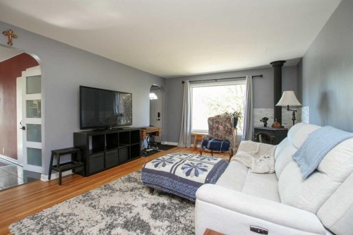 3515 45 Avenue, Red Deer, AB - Indoor Photo Showing Living Room