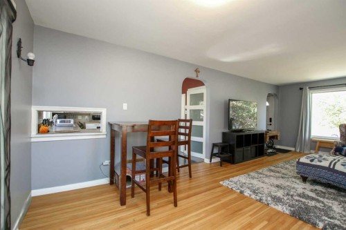 3515 45 Avenue, Red Deer, AB - Indoor Photo Showing Living Room