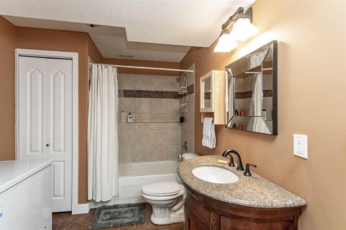 236 Deschner Close, Red Deer, AB - Indoor Photo Showing Bathroom