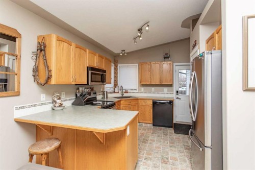 236 Deschner Close, Red Deer, AB - Indoor Photo Showing Kitchen With Stainless Steel Kitchen