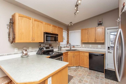 236 Deschner Close, Red Deer, AB - Indoor Photo Showing Kitchen With Stainless Steel Kitchen