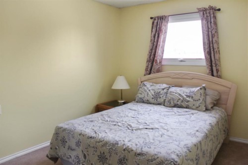 4840 49 Avenue, Irma, AB - Indoor Photo Showing Bedroom