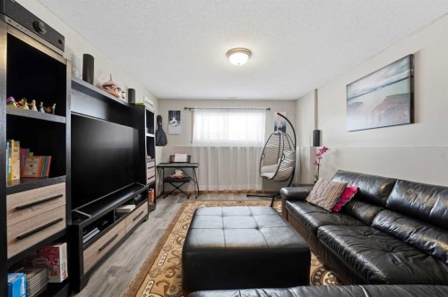 85 Silver Drive, Blackfalds, AB - Indoor Photo Showing Living Room
