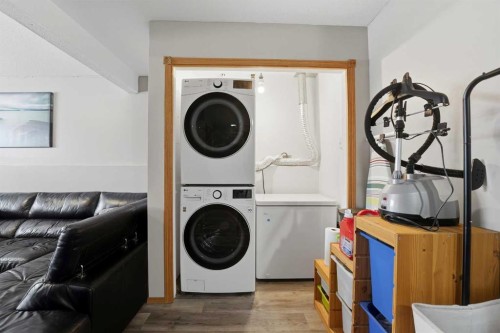 85 Silver Drive, Blackfalds, AB - Indoor Photo Showing Laundry Room