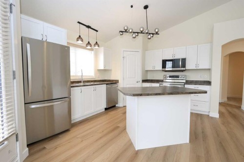 1025-31 Jamieson Avenue, Red Deer, AB - Indoor Photo Showing Kitchen With Stainless Steel Kitchen With Double Sink With Upgraded Kitchen
