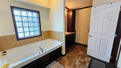 205 4 Street Nw, Sundre, AB - Indoor