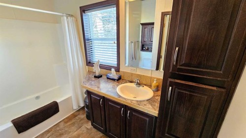 205 4 Street Nw, Sundre, AB - Indoor Photo Showing Bathroom