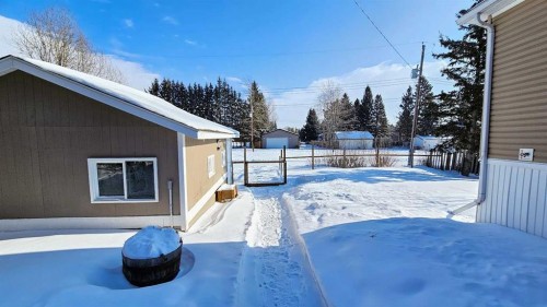 205 4 Street Nw, Sundre, AB - Outdoor