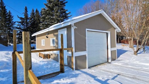 205 4 Street Nw, Sundre, AB - Outdoor