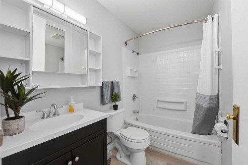 1-96 Holmes Street, Red Deer, AB - Indoor Photo Showing Bathroom