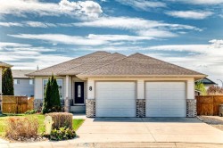 8 Filbert Close  Sylvan Lake, AB T4S 2L2