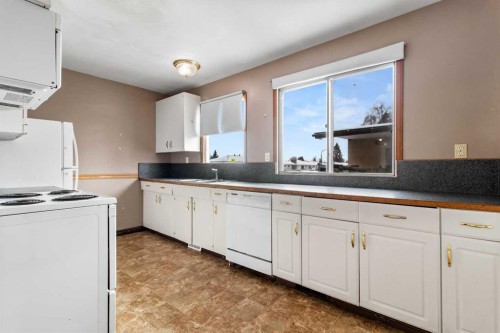 38 Ogden Avenue, Red Deer, AB - Indoor Photo Showing Kitchen