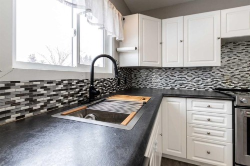 4919 46 Street, Innisfail, AB - Indoor Photo Showing Kitchen With Upgraded Kitchen