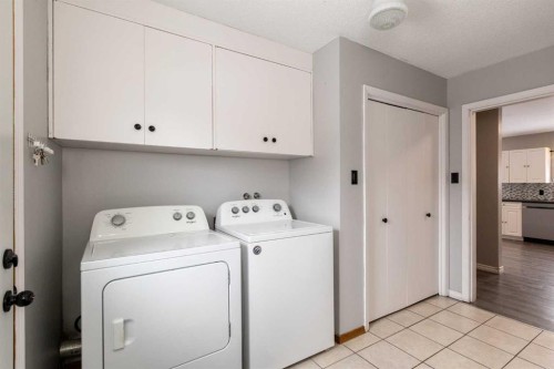 4919 46 Street, Innisfail, AB - Indoor Photo Showing Laundry Room