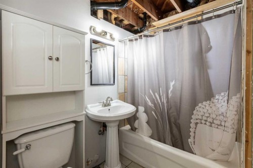 4919 46 Street, Innisfail, AB - Indoor Photo Showing Bathroom