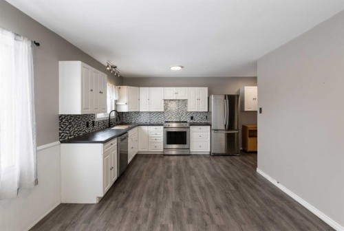 4919 46 Street, Innisfail, AB - Indoor Photo Showing Kitchen With Upgraded Kitchen