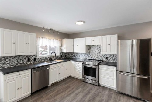 4919 46 Street, Innisfail, AB - Indoor Photo Showing Kitchen With Upgraded Kitchen