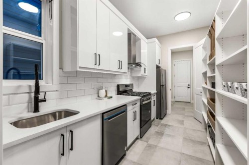 112 South Shore View, Chestermere, AB - Indoor Photo Showing Kitchen With Upgraded Kitchen