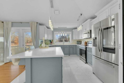 3905 39 Street Close, Ponoka, AB - Indoor Photo Showing Kitchen With Upgraded Kitchen