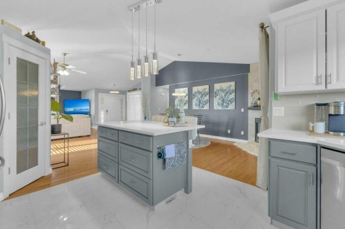 3905 39 Street Close, Ponoka, AB - Indoor Photo Showing Kitchen With Upgraded Kitchen