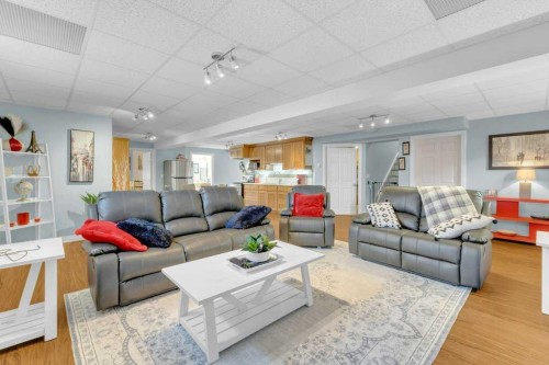 3905 39 Street Close, Ponoka, AB - Indoor Photo Showing Living Room