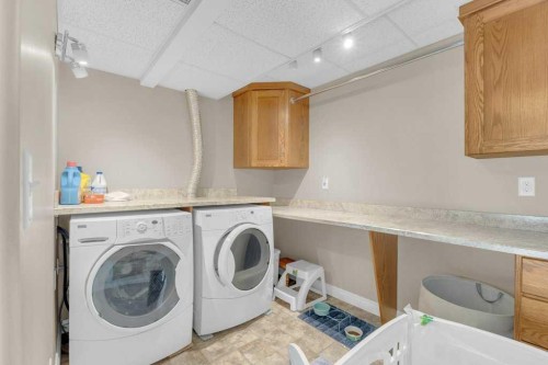 3905 39 Street Close, Ponoka, AB - Indoor Photo Showing Laundry Room