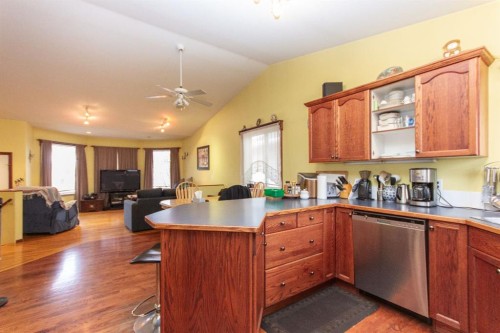 66 Stanford Boulevard, Blackfalds, AB - Indoor Photo Showing Kitchen