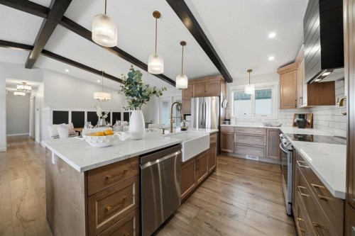 15 26534 Township Road 384, Rural Red Deer County, AB - Indoor Photo Showing Kitchen With Upgraded Kitchen