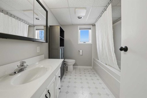 15 26534 Township Road 384, Rural Red Deer County, AB - Indoor Photo Showing Bathroom