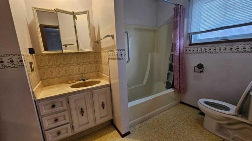 4618 Westminster Avenue, Coronation, AB - Indoor Photo Showing Bathroom