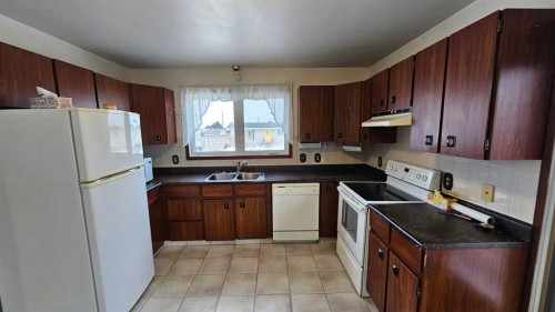 4618 Westminster Avenue, Coronation, AB - Indoor Photo Showing Kitchen With Double Sink