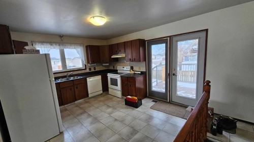 4618 Westminster Avenue, Coronation, AB - Indoor Photo Showing Kitchen With Double Sink